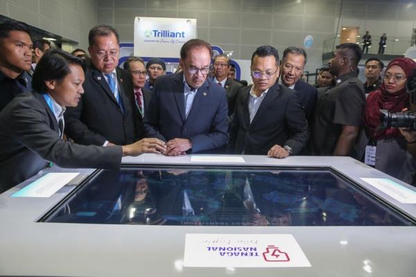 PM Anwar recognises commitment by TNB, Petronas in supporting Malaysia’s transition to green energy